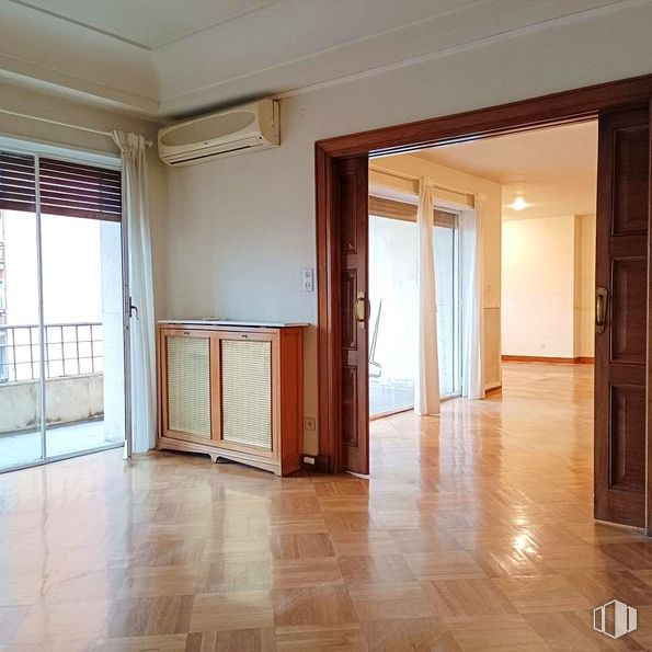 Office for rent at Paseo Castellana, Tetuán, Madrid, 28046 with cabinetry, door, floor, flooring, wood flooring, wood, interior design, laminate flooring, ceiling and tile flooring around