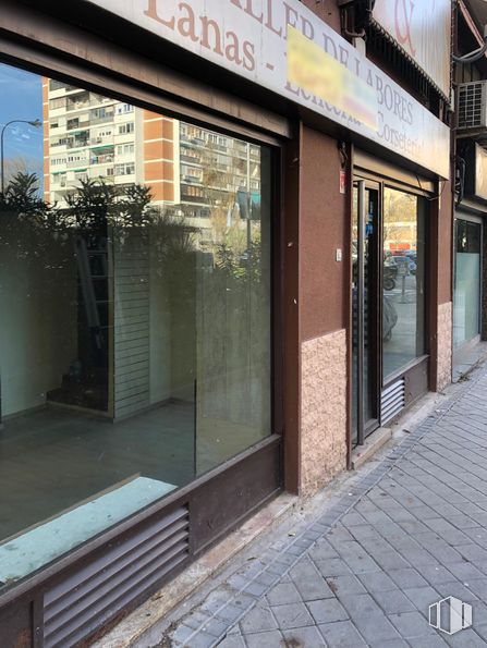 Local en alquiler en Barrio del Pilar, Fuencarral - El Pardo, Madrid, 28029 con puerta, accesorio, superficie de la carretera, pared, albañilería, ladrillo, fachada, acera, vidrio y ciudad alrededor