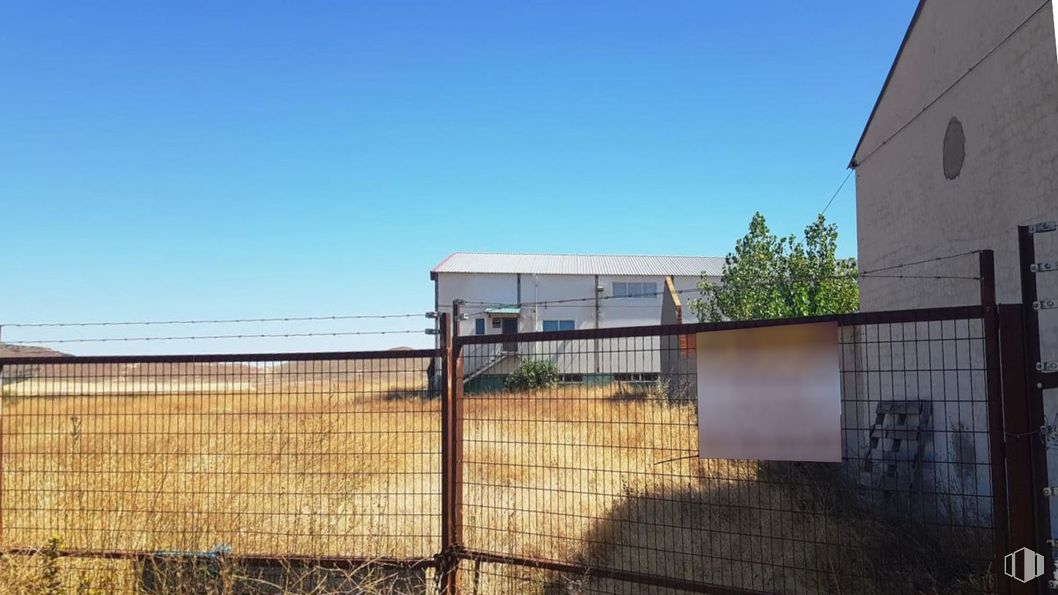 Industrial for sale at Calle Salmuero, 6, Chueca, Toledo, 45113 with building, sky, fence, tree, mesh, land lot, plant, wire fencing, gas and home fencing around