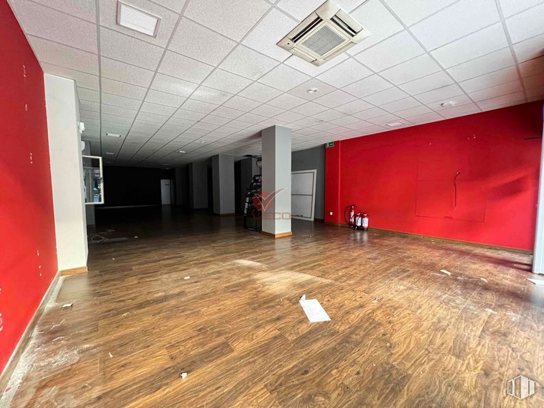 Retail for sale at Centro, Cuenca, 16004 with property, wood, hall, fixture, interior design, floor, flooring, red, hardwood and laminate flooring around