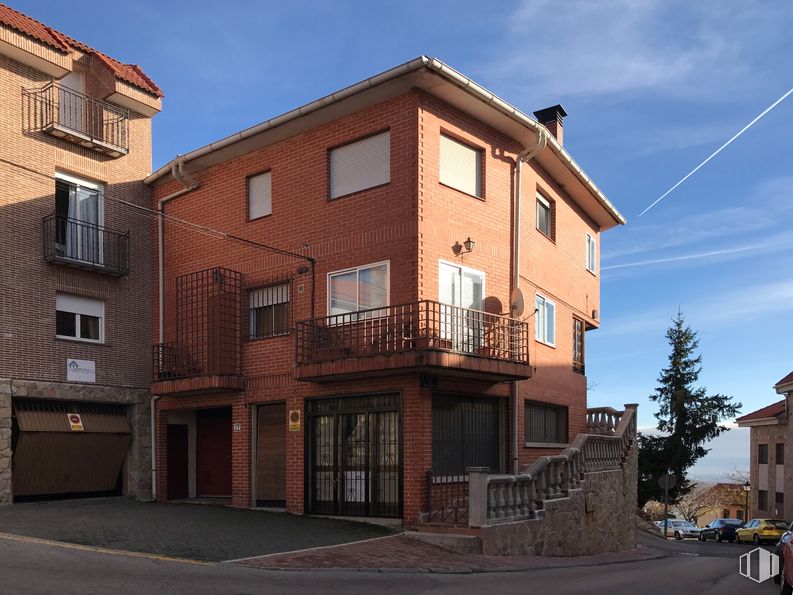 Local en alquiler en Calle Riaza, 17, Miraflores de la Sierra, Madrid, 28792 con edificio, cielo, ventana, nube, diseño urbano, madera, accesorio, árbol, propiedad material y condominio alrededor