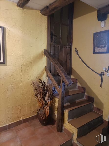 Local en venta en Calle Arroyo Valdolázaro, s/n, Los Navalucillos, Toledo, 45130 con planta de interior, puerta, planta, edificio, madera, interiorismo, suelo, suelos, casa y escaleras alrededor