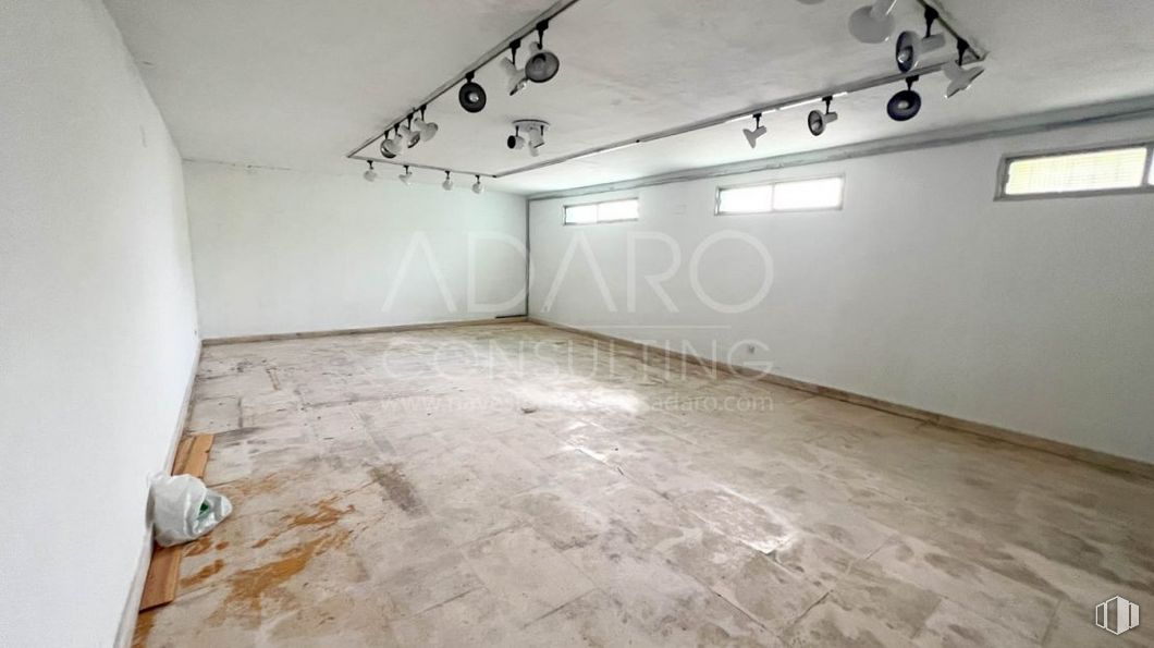 Nave en venta en Calle Soria, Ajalvir, Madrid, 28864 con ventana, alumbrado, interiorismo, suelo, suelos, madera, material compuesto, hall, espacio y hormigón alrededor