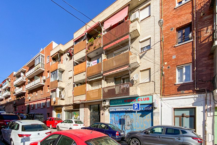 Local en venta en Calle San Silvestre, 4, Carabanchel, Madrid, 28019 con coche, ventana, edificio, neumático, rueda, vehículo terrestre, vehículo, cielo, planta y placa de matrícula del vehículo alrededor