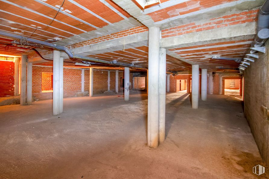 Retail for sale & for rent at Calle Santa Bárbara, Torrelaguna, Madrid, 28180 with wood, hall, interior design, flooring, floor, beam, real estate, ceiling, column and concrete around