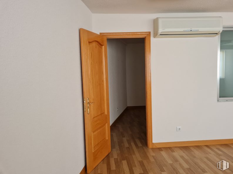 Oficina en alquiler en Avenida Constitución, Móstoles, Madrid, 28931 con puerta, edificio, accesorio, madera, casa, tinte para madera, piso, suelo, madera y barniz alrededor