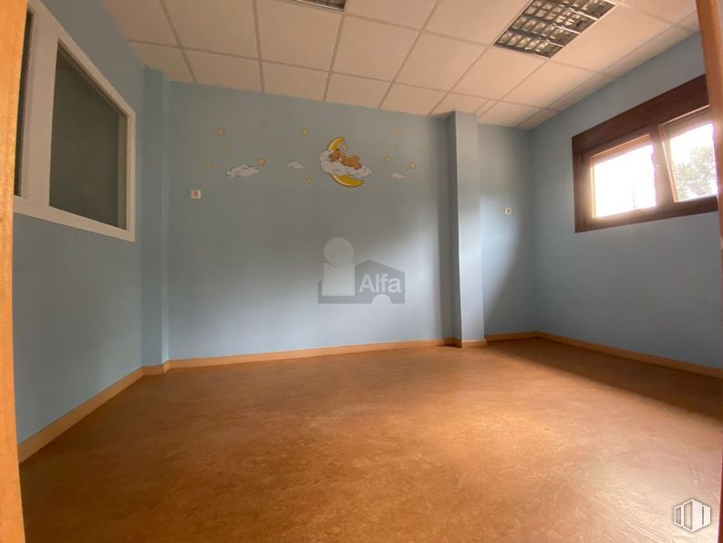 Retail for sale at Carretera Navacerrada, El Boalo, Madrid, 28413 with window, building, wood, fixture, interior design, hall, paint, flooring, floor and house around