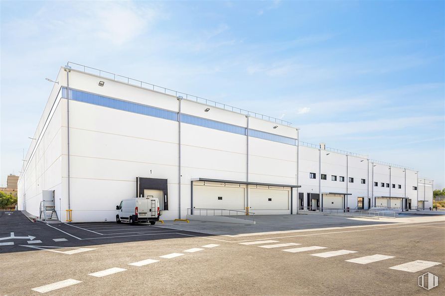 Industrial for rent at Calle San Dalmacio, Villaverde, Madrid, 28021 with sky, cloud, building, asphalt, road surface, street light, facade, urban design, commercial building and wheel around