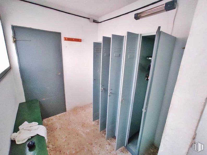 Industrial for sale at Polígono industrial, Arganda del Rey, Madrid, 28500 with door, floor, flooring, locker and changing room around