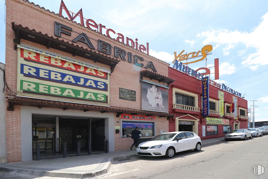 Local en venta en Avenida Fuenlabrada, 92, Humanes de Madrid, Madrid, 28970 con coche, edificio, persona, luz de estacionamiento automotriz, neumático, rueda, cielo, nube, vehículo y neumático automotriz alrededor