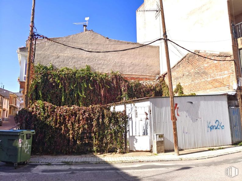 Land for sale at Zona centro, Cantalejo, Segovia, 40320 with waste container, sky, plant, building, azure, waste containment, road surface, house, residential area and window around