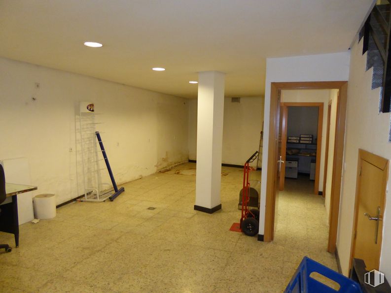 Retail for sale & for rent at Avenida Real, Vicálvaro, Madrid, 28032 with door, building, wood, flooring, floor, fixture, ladder, hall, house and ceiling around