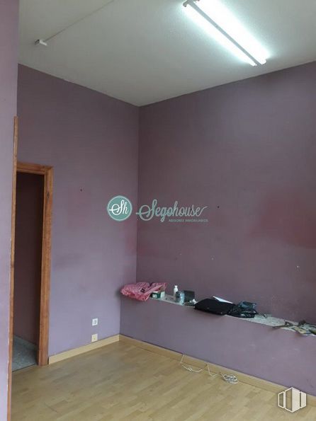 Local en venta en Zona El Salvador, Segovia, 40004 con alumbrado, edificio, madera, suelo, piso, accesorio, pasillo, sombra, pintura y puerta alrededor