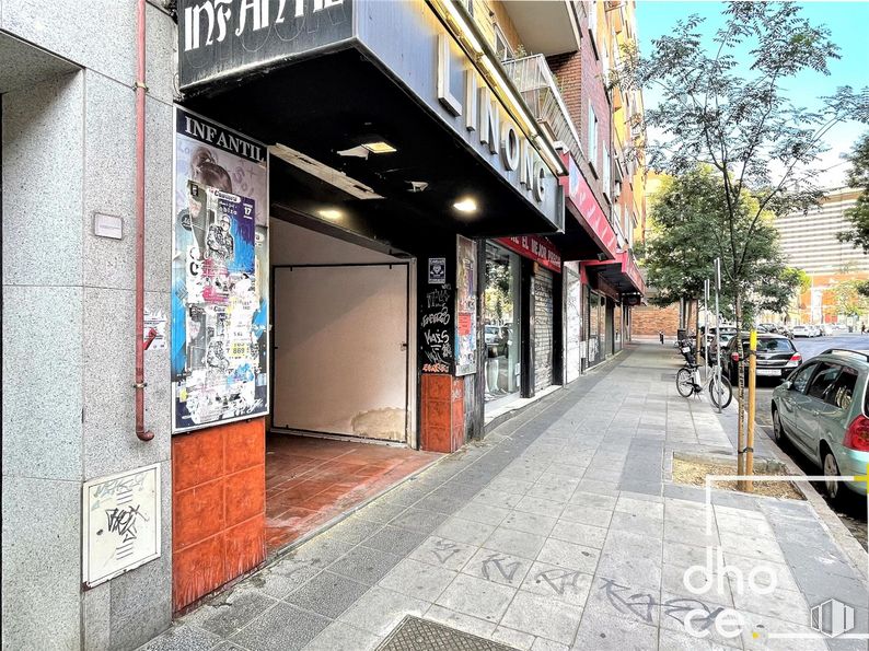 Retail for rent at Paseo Marcelino Camacho, 43, Carabanchel, Madrid, 28025 with car, building, daytime, wheel, infrastructure, road surface, tire, asphalt, architecture and neighbourhood around