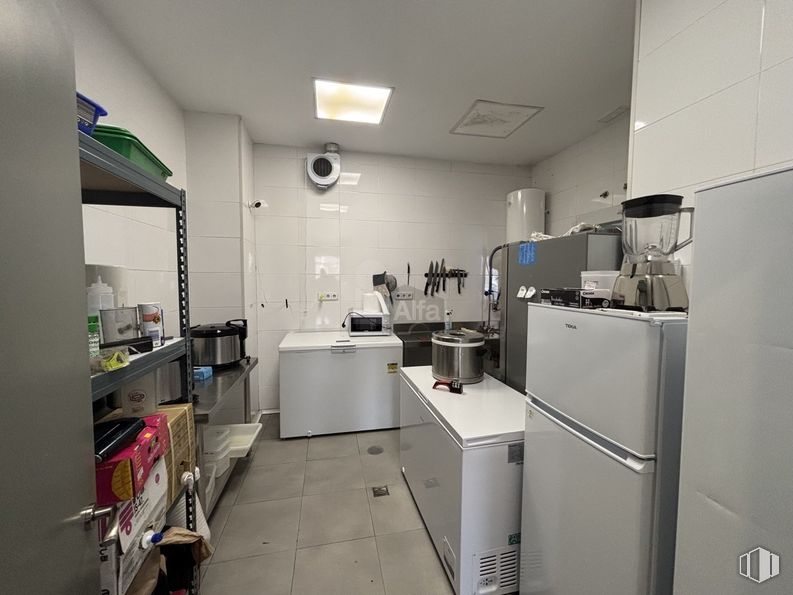 Retail for rent at Zona Las Tablas, Fuencarral - El Pardo, Madrid, 28050 with refrigerator, kitchen appliance, cabinetry, home appliance, interior design, major appliance, lighting, flooring, furniture and kitchen around