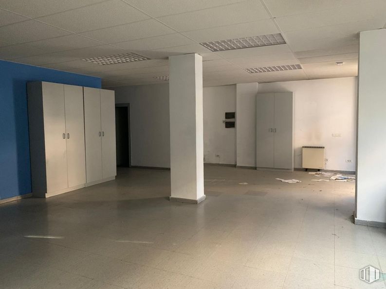 Local en venta en Zona Recinto Ferial, Coslada, Madrid, 28820 con armario, accesorio, pasillo, edificio, piso, suelo, techo, vidrio, yeso y aparcamiento alrededor