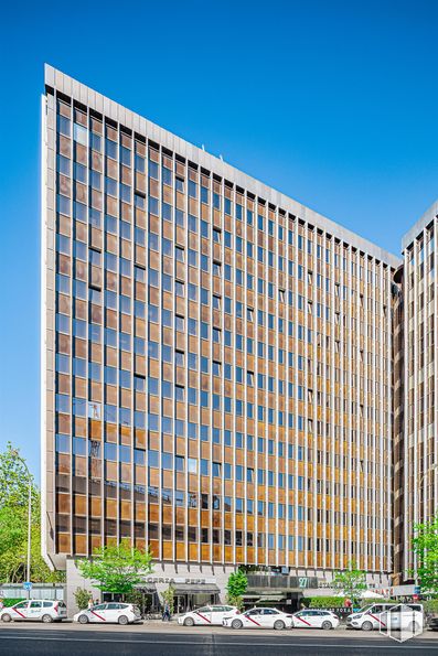 Office for rent at Calle Agustín de Foxá, 27, Chamartín, Madrid, 28036 with building, sky, tower block, urban design, neighbourhood, rectangle, condominium, tree, residential area and commercial building around