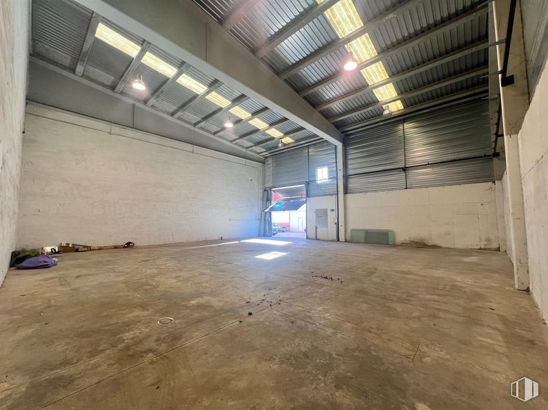 Industrial for rent at Calle Francisco de Medina y Mendoza, Cabanillas del Campo, Guadalajara, 19171 with floor, flooring, ceiling, composite material, concrete, building material, hall, fluorescent lamp, warehouse and daylighting around