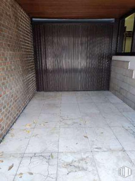 Retail for sale at Calle Miguel Arredondo, 7, Arganzuela, Madrid, 28045 with road surface, brickwork, fixture, floor, flooring, brick, composite material, building material, concrete and gas around