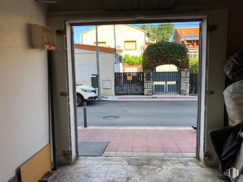 Retail for sale at Calle San José, 31, Collado Villalba, Madrid, 28400 with car, door, concrete, gate, home door, subcompact car and automotive tail & brake light around