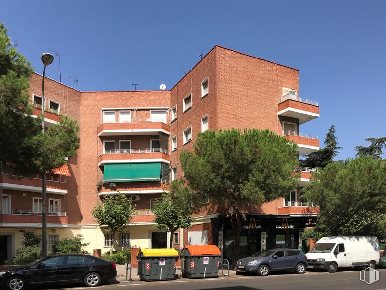 Local en venta en Calle López de Hoyos, 345, Hortaleza, Madrid, 28043 con coche, camioneta, edificio, rueda, neumático, cielo, vehículo terrestre, luz de estacionamiento automotriz, planta y vehículo alrededor