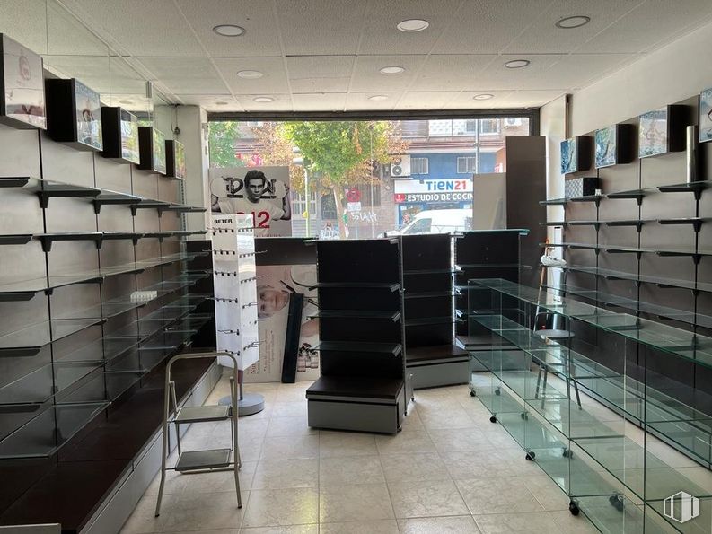 Retail for rent at Zona Zoco, Arganda del Rey, Madrid, 28500 with ladder, shelf, interior design, shelving, flooring, floor, fixture, eyewear, real estate and ceiling around