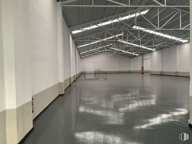 Nave en venta en Polígono Industrial Nuestra Señora de Butarque, Leganés, Madrid, 28914 con alumbrado, pabellón, hall, suelo, suelos, simetría, edificio, techo, vidrio y hormigón alrededor