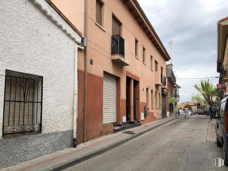 Retail for sale at Calle Ramón Gabriel, 9, El Molar, Madrid, 28710 with window, building, cloud, sky, road surface, tire, vehicle registration plate, asphalt, wall and wheel around