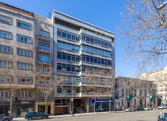 Oficina en alquiler en Edificio Cuauhtemoc, Calle Velázquez, 105, Salamanca, Madrid, 28006 con edificio, cielo, coche, día, propiedad, ventana, infraestructura, rueda, vehículo y bloque de torre alrededor