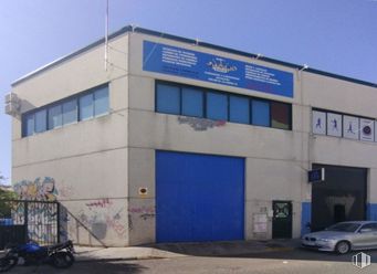 Industrial for sale at P.I. Estacion Fuenlabrada, Fuenlabrada, Madrid, 28944 with car, motorcycle, window, automotive parking light, sky, wheel, tire, building, automotive tire and motor vehicle around