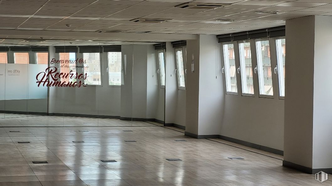 Office for rent at Avenida Llano Castellano, 15, Fuencarral - El Pardo, Madrid, 28034 with window, building, fixture, hall, interior design, wood, floor, flooring, shade and ceiling around