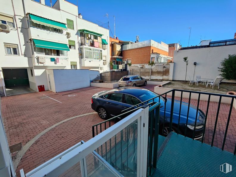 Local en venta en Calle Tintas, Carabanchel, Madrid, 28025 con coche, edificio, cielo, ventana, vehículo, planta, valla, diseño urbano, madera y exterior del automóvil alrededor