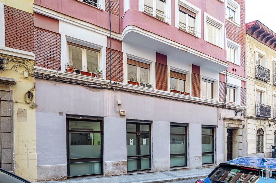 Retail for rent at Calle Olid, 5, Chamberí, Madrid, 28010 with window, wall, composite material, apartment, concrete, sidewalk, condominium, paint, building material and daylighting around