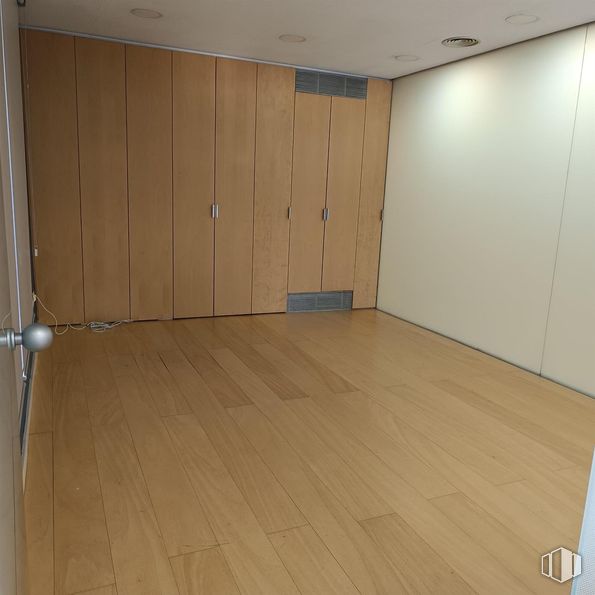 Retail for rent at Zona céntrica, Móstoles, Madrid, 28931 with property, fixture, wood, interior design, floor, flooring, wood stain, hardwood, varnish and ceiling around