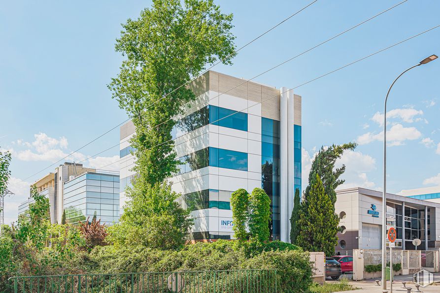 Oficina en alquiler y venta en Calle Francisco Gervás, 9, Alcobendas, Madrid, 28100 con edificio, luz de la calle, cielo, planta, nube, propiedad, bloque de pisos, diseño urbano, arquitectura y árbol alrededor