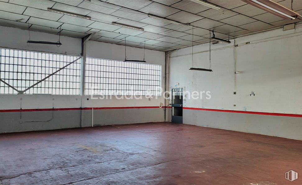 Nave en alquiler y venta en Calle Cámara de la Industria, Móstoles, Madrid, 28938 con edificio, pabellón, ventana, hall, suelos, suelo, pared, madera, techo y recinto deportivo alrededor