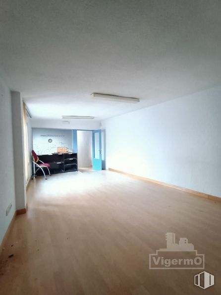 Oficina en alquiler en Calle Enmedio, Torrejón de Ardoz, Madrid, 28850 con silla, edificio, madera, suelos, suelo, hall, madera dura, techo, accesorio y apartamento alrededor