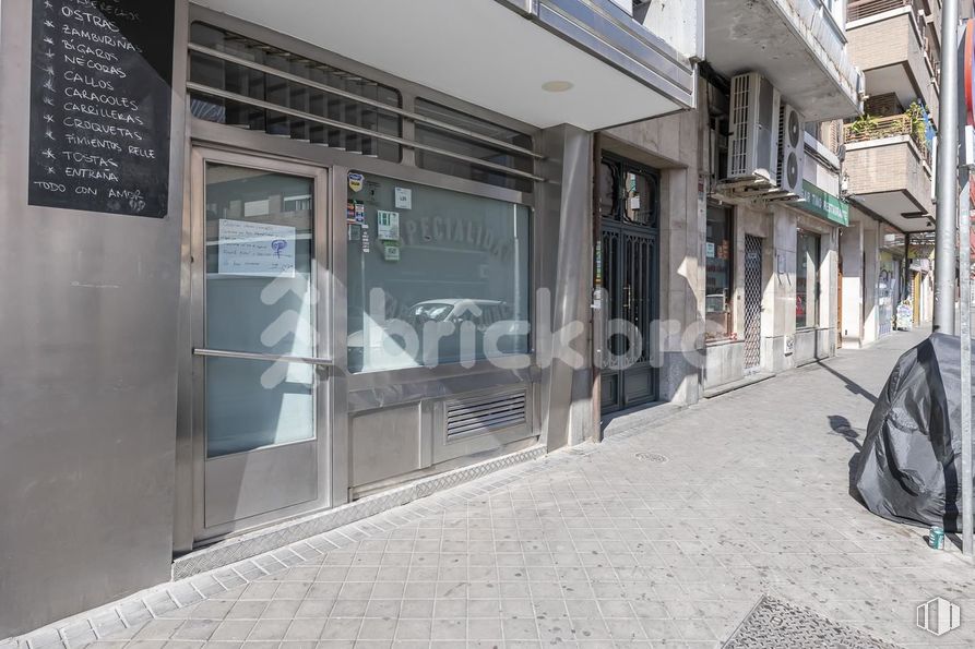 Retail for sale at Paseo Quince de Mayo, 3, Carabanchel, Madrid, 28019 with building, facade, window, sidewalk, city, door, aluminium, glass, street and mixed-use around