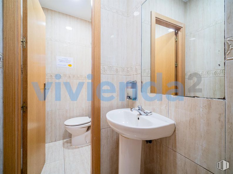 Local en venta en Calle Pedro Heredia, Salamanca, Madrid, 28028 con inodoro, fregadero, espejo, propiedad, grifo, accesorios de fontanería, lavabo, accesorio, cuarto de baño y madera alrededor