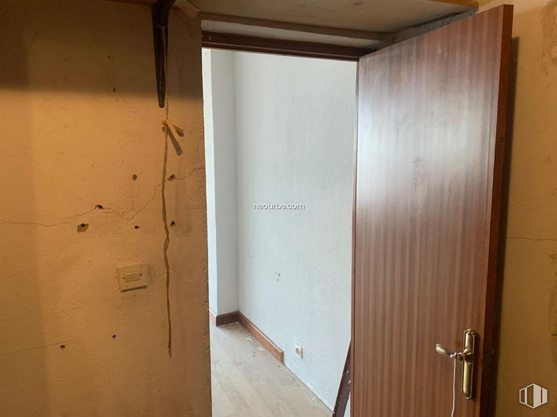 Retail for sale at Calle Agustín Rodríguez Sahagun, Ávila, 05003 with door handle, door, handle, fixture, building, wood, dead bolt, flooring, hardwood and wood stain around