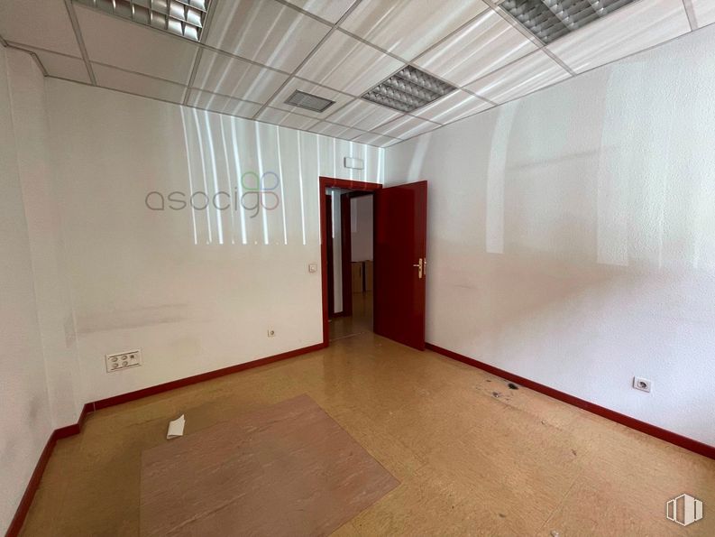 Retail for rent at Avenida Ejército, Guadalajara, 19004 with door, building, hall, wood, interior design, flooring, floor, ceiling, fixture and space around