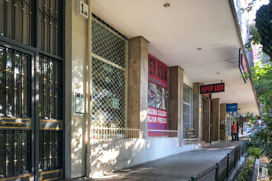 Local en venta en Zona Moratalaz, Moratalaz, Madrid, 28030 con ventana, puerta, planta, edificio, accesorio, inmobiliario, fachada, ciudad, uso mixto y fuente alrededor