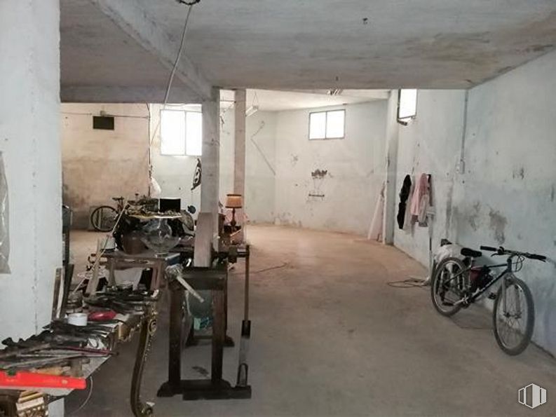 Local en alquiler y venta en Calle Ana María, 8, Tetuán, Madrid, 28039 con bicicleta, neumático, rueda, rueda de bicicleta, edificio, ventana, suelos, llanta de bicicleta, suelo y madera alrededor