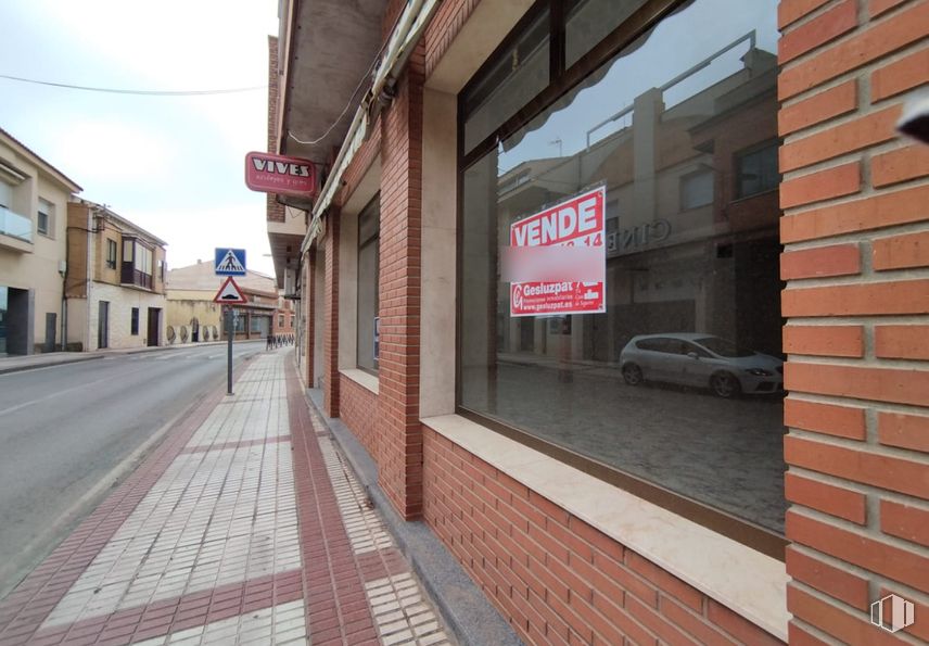 Retail for sale at Zona centro, Villacañas, Toledo, 45860 with car, wall, facade, door, brickwork, composite material, brick, sidewalk, concrete and sash window around