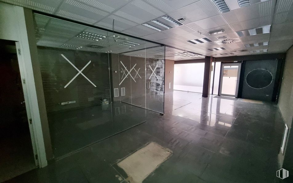 Retail for sale & for rent at Centro Comercial Zoco Pozuelo, Calle Barlovento, 30, Pozuelo de Alarcón, Madrid, 28223 with property, fixture, interior design, building, hall, floor, flooring, glass, ceiling and composite material around