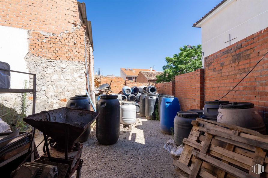 Land for sale at Zona Centro, Campo Real, Madrid, 28510 with sky, daytime, wood, barrel, road surface, rural area, gas, landscape, tree and waste container around