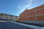 Land for sale at Travesía Barranco, Olías del Rey, Toledo, 45280 with car, sky, building, cloud, window, road surface, asphalt, brick, wheel and facade around