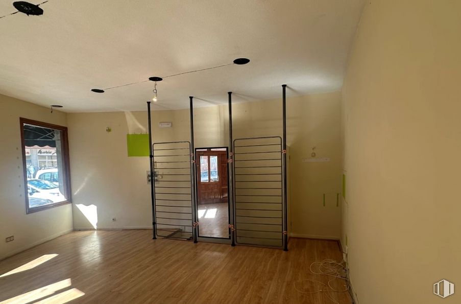 Retail for rent at Calle San Juan de la Cruz, Ávila, 05001 with window, door, fixture, wood, flooring, interior design, floor, hall, shade and wood stain around