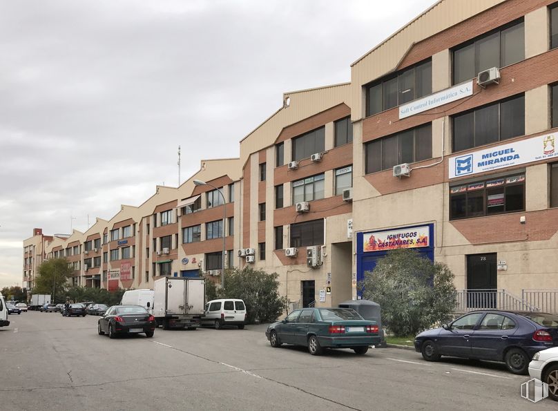 Industrial for sale at Calle Luis I, 60, Villa de Vallecas, Madrid, 28031 with car, building, window, wheel, land vehicle, tire, automotive parking light, vehicle, sky and cloud around