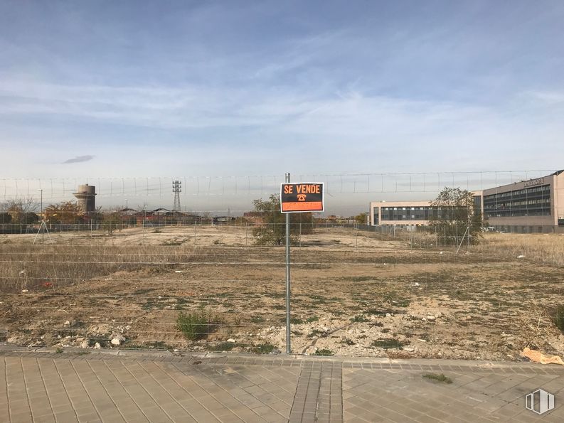 Suelo en venta en Calle Berzosa de Lozoya, 18, Villaverde, Madrid, 28021 con edificio, cielo, nube, planta, asfalto, superficie de carretera, llanura, gas, paisaje y señal de tráfico alrededor